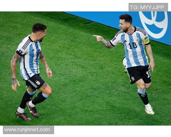 足球明星的魅力与梦想:球迷心中永恒的期待与热爱 足球明星的魅力与梦想:球迷心中永恒的期待与热爱